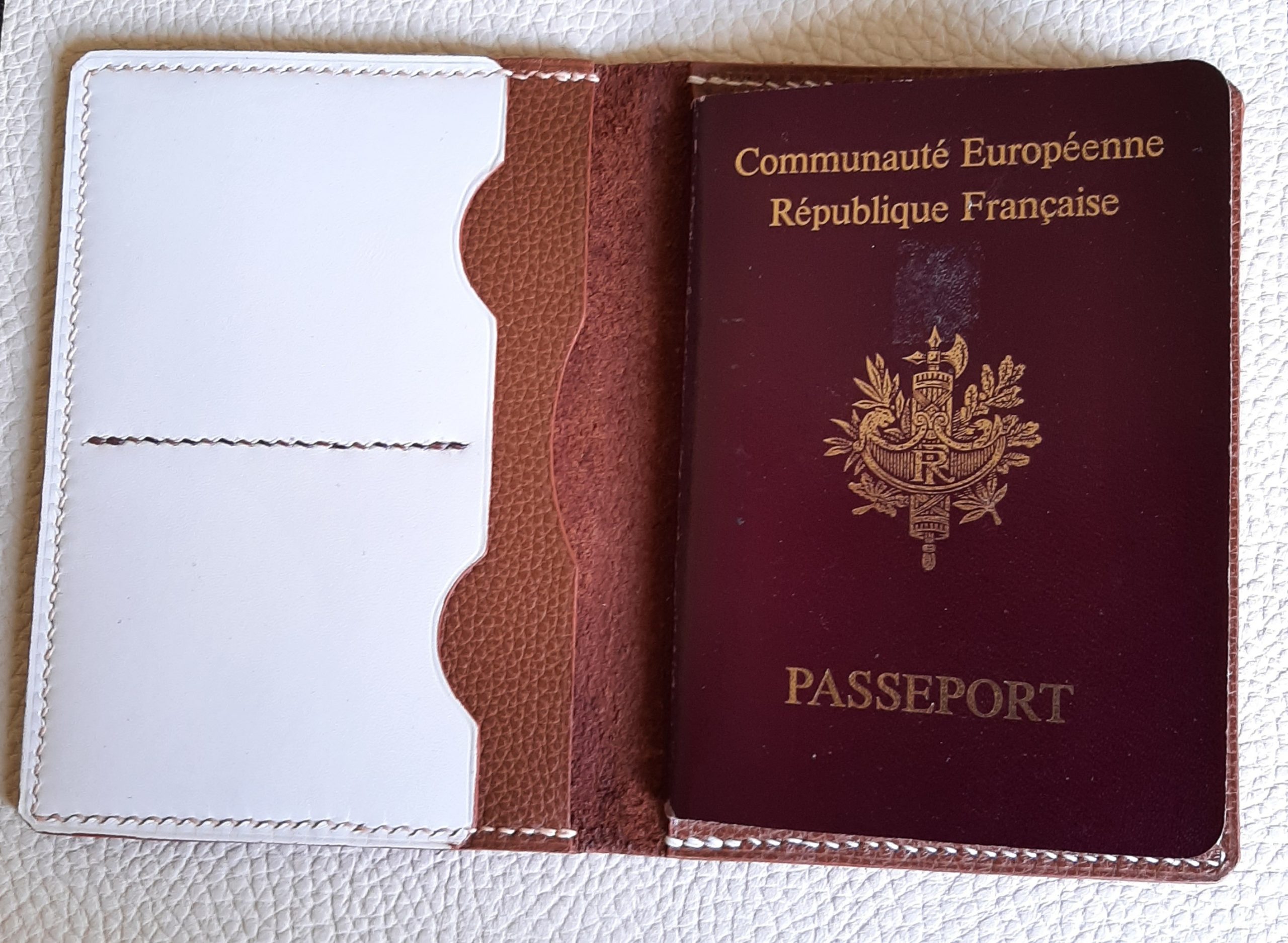 PORTE-PASSEPORT – Image 1