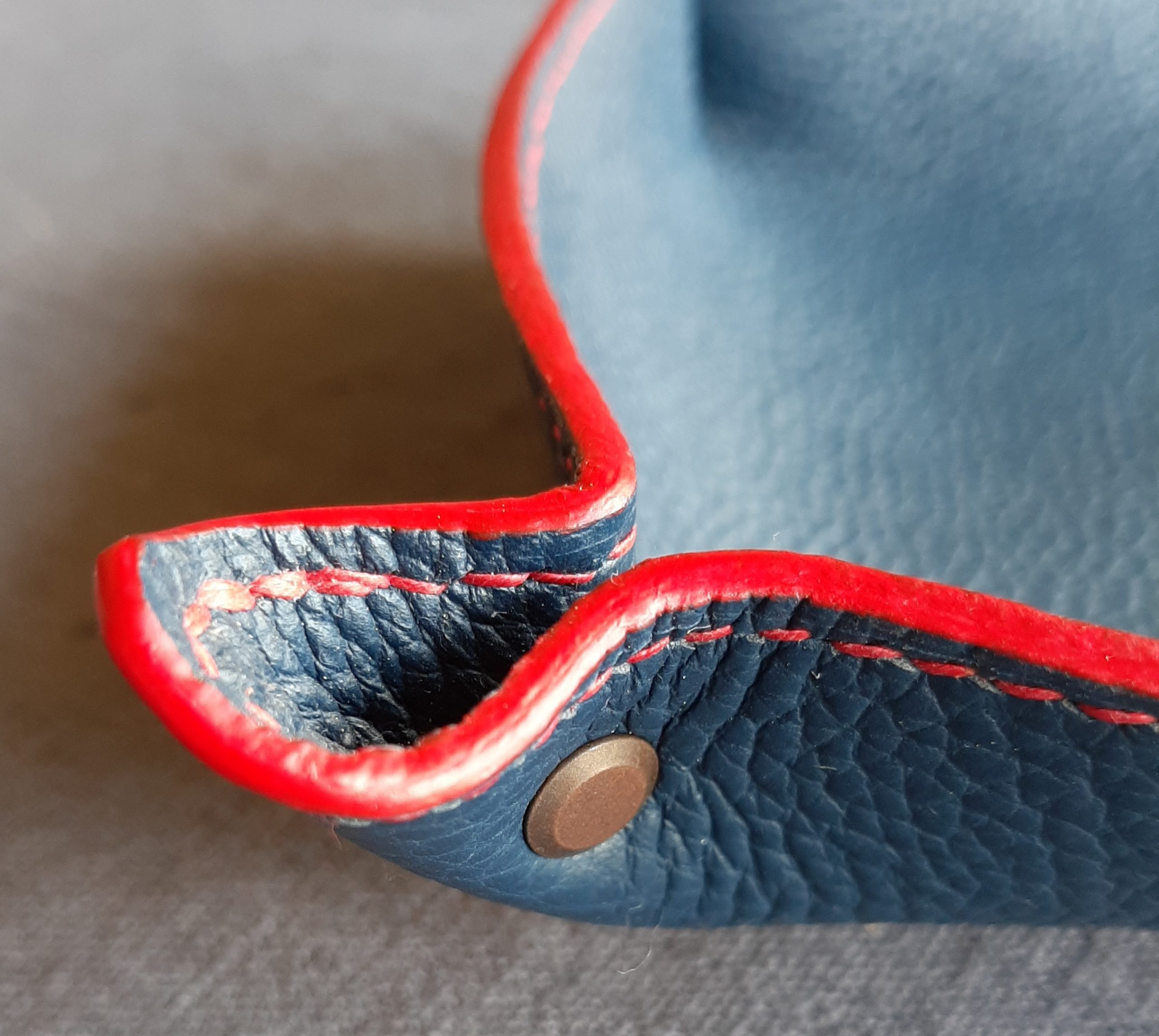 Vide-poches Bleu marine et rouge – Image 4